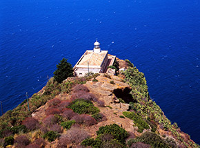 Faro di Punta dell’Omo Morto a picco sul mare.
