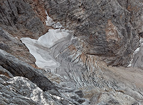 A capofitto sul Ghiacciaio di Travignolo.
