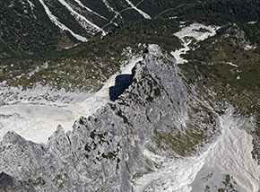 Vertiginoso affaccio sulla Torre Paliza, ai piedi del Versante Est del Jôf di Montasio.