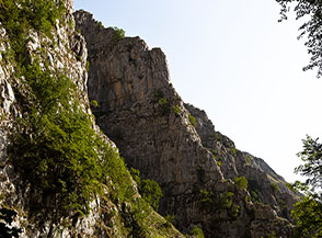 Una bellissima cresta rocciosa che si affaccia nel tratto inferiore del Fosso la Valle.