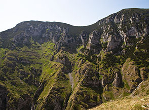 Uno sguardo sul versante opposto del Fosso la Valle sotto Cima Macirenelle (sulla sx).