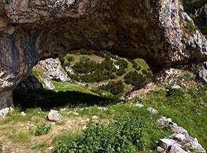 Il possente arco naturale dell'Occhio del Diavolo lungo il Sentiero dei Pastori Nord.