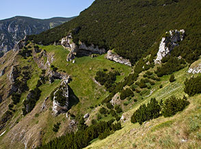Scorcio sui penddi di Ravagliosi dove sorge uno stupendo arco naturale.