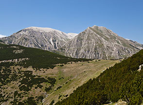 Vista sul Valico d&rsquo;Ugni, alle spalle del quale si erge Cima delle Murelle (sulla dx) e Cima dell&rsquo;Acquaviva.
