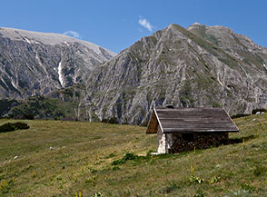 Il piccolo Rifugio del Martellese nei pressi del Valico d&rsquo;Ugni, sullo sfondo Cima delle Murelle.