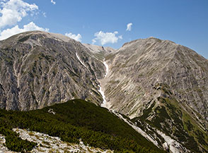 Da Cima Forcone/Martellese vista sull&rsquo;Alta Valle del Forcone racchiusa fra il Monte Acquavia (sulla sx) e Cima delle Murelle.