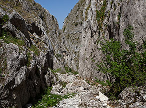 Sul fondo delle gole del Fosso la Valle.