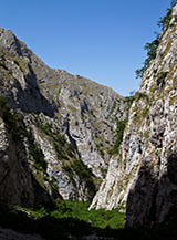 Scorcio sulle alte pareti che chiudono le gole del Fosso la Valle.