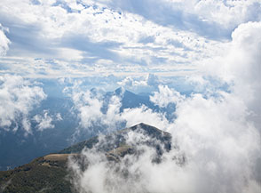 “Sospeso fra le nuvole“ (cima meridionale del Monte del Papa).