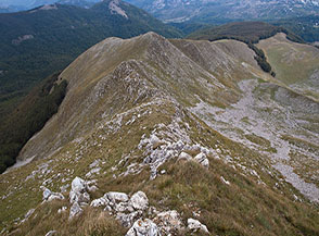 La sottile e ripida Cresta Nord del Monte del Papa.