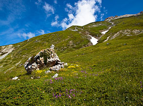 Scorcio lungo il sentiero che sale al Vado di Piaverano da Campo Imperatore.