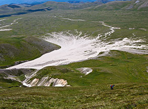 Lo sbocco sulla piana di Campo Imperatore dell&rsquo;ampio fiume di ghiaie de la Faeta.