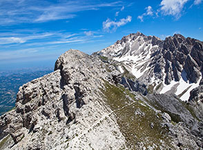 Sentiero del Centenario: in primo piano la quarta Torre di Casanova (la pi&ugrave; alta), sulla dx le guglie dell&rsquo;Infornace e sullo sfondo il Monte Prena.