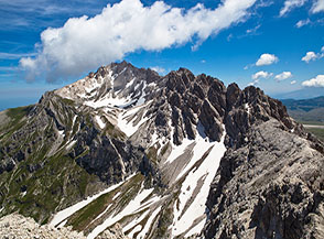 Cresta Orientale del Gran Sasso dal Monte Infornace al Prena (sullo sfondo).
