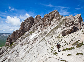 Allontanandoci dalle Torri di Casanova lungo il Sentiero del Centenario.