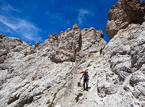 Aspro paesaggio di croda sul Sentiero del Centenario (Forchetta di Santa Colomba).