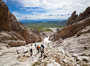 Inizio della discesa per lo scosceso Canalone Sud-Ovest di Santa Colomba.