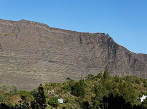 La cima di le Maïdo (sulla dx) sulla possente cresta rocciosa di le Rempart.