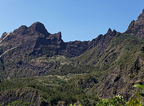 Vista verso le punte rocciose di le Nez de Bœuf (sulla sx) e Col du Taïbit (estrema dx), ai cui piedi si trova il villaggio di Marla.
