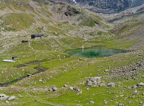 L’ameno alpeggio d’Arbolle, con il lago ed il rifugio che prendono lo stesso nome.