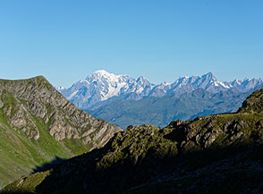Prendendo quota nel Vallon d’Arbolle si scorge all’orizzonte il massiccio del Monte Bianco.