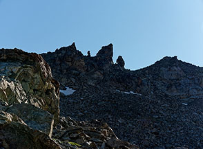 Le sagome rocciose dei Tre Capuccini che danno nome al valico sulla Cresta Sud dell’Emilius.