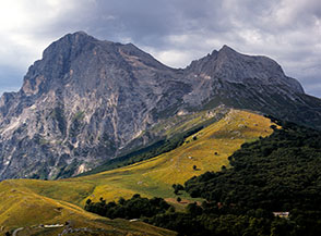Vista sulla Piana del Laghetto da dove parte la Cresta dell&rsquo;Arapietra, sullo sfondo si alzano la Vetta Orientale del Corno Grande (a sx) ed il Corno Piccolo.