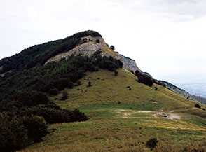 Il Valico della Forchetta e dietro la Cresta del Montagnone.