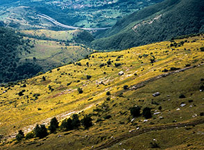 Affaccio sui pascoli intorno al Rifugio del Fontanino (dal Montagnone).