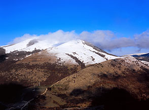 La cima imbiancata del Monte Aspra come ci appare salendo da la Forca.