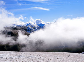 Le cime della Vallonina (Monte di Cambio) fanno capolino fra le nuvole.