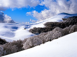 Affaccio sulla Terza Fossa sul fianco orientale del Monte Corvo.