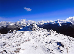 In cima al Monte Corvo con sullo sfondo il Terminillo.