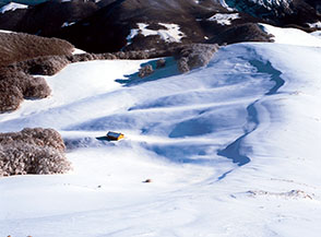 L&rsquo;amena conca della Terza Fossa con il suo solitario stazzo ripresi dalla cima del Monte Corvo.