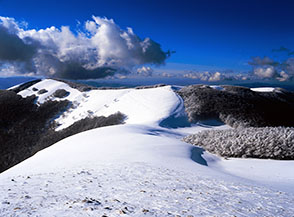 Il bianco crestone Ovest del Corvo scende verso Prato Lupino.