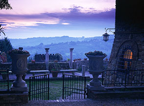 Si fa sera al Castello di Monterone.