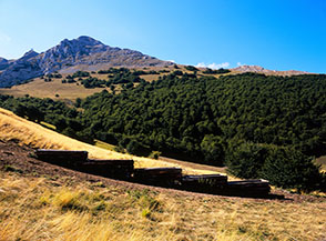La Fonte Val di Bove in panoramica posizione sul fianco della valle (sullo sfondo Monte Bicco).