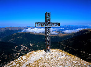 La massiccia Croce di Monte Bove guarda la Valle di Ussita.