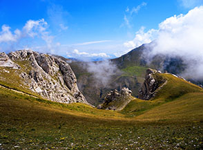 Speroni di roccia si affacciano sulla Val di Panico lungo la cresta che collega le due cime del Monte Bove.