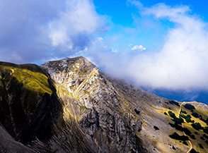Il Monte Bicco precipita con una parete rocciosa nella Val di Bove.