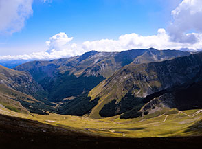 I pascoli della Valle Stretta ripresi dalla cresta del Monte Bove.