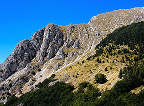 I torrioni delle Quinte lungo la cresta che scende dalla Croce di Monte Bove.