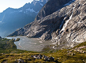 Il Lago Nuovo ai piedi delle cascate di fusione della Vedretta del Mandrone.