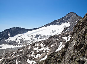Dal Passo delle Topette vista sulla Vedretta di Fargorida chiusa fra il Crozzon del Diavolo (sulla sx) ed il Crozzon di Lares.