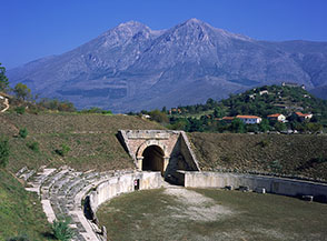 Il teatro di Alba Fucens con lo splendido fondale dei Monti Velino e Cafornia.