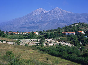 Una visione d&rsquo;insieme della colonia romana di Alba Fucens, sorta sulle sponde del Lago del Fucino e sotto lo sguardo dei monti Velino e Cafornia.