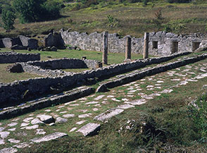 La Via dei Pilastri ad Alba Fucens.