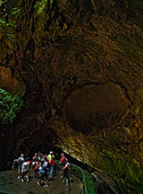 All&rsquo;interno dell&rsquo;Algar do Carv&atilde;o: un&rsquo;enorme cavit&agrave; sotterranea che si form&ograve; con il ritirarsi della lava circa 2000 anni fa.