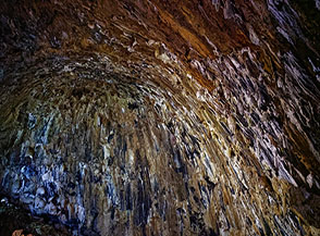 L&rsquo;impronta lasciata da un&rsquo;enorme bolla di gas sulle pareti interne dell&rsquo;Algar do Carv&atilde;o.