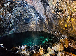 Il laghetto di acqua cristallina che occupa il fondo dell&rsquo;Algar do Carv&atilde;o a -90m. Dalla superficie.
